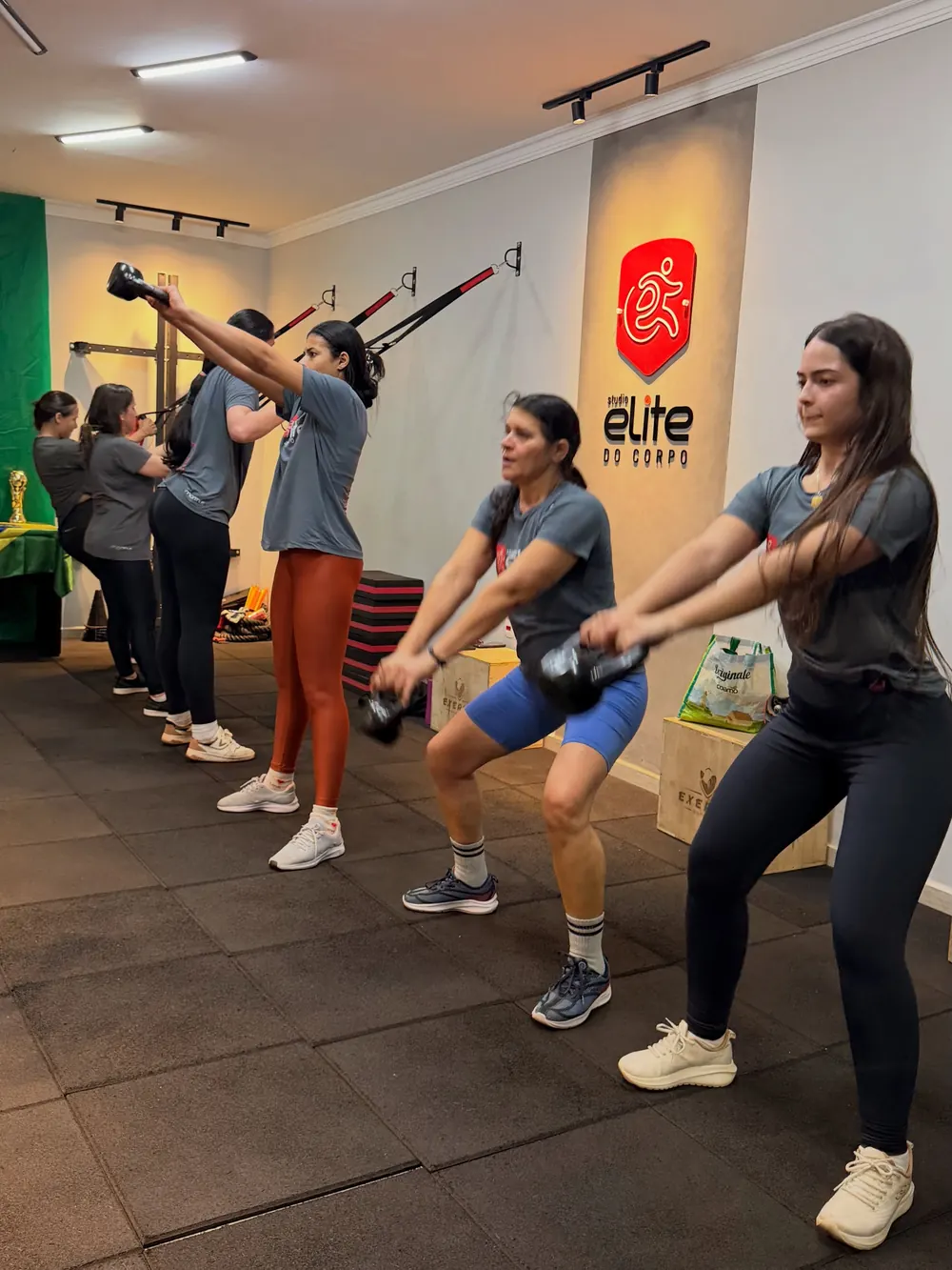 Turma fazendo swing com kettlebell no Studio Elite