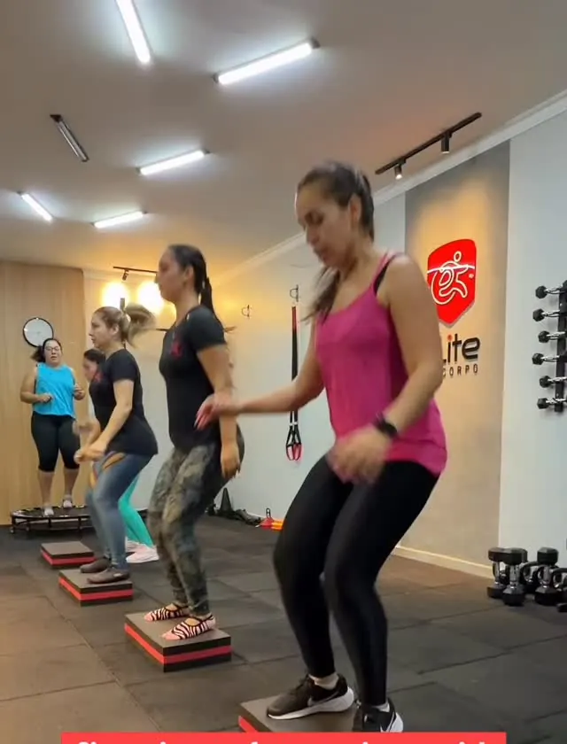Alunas fazendo exercício de salto no step