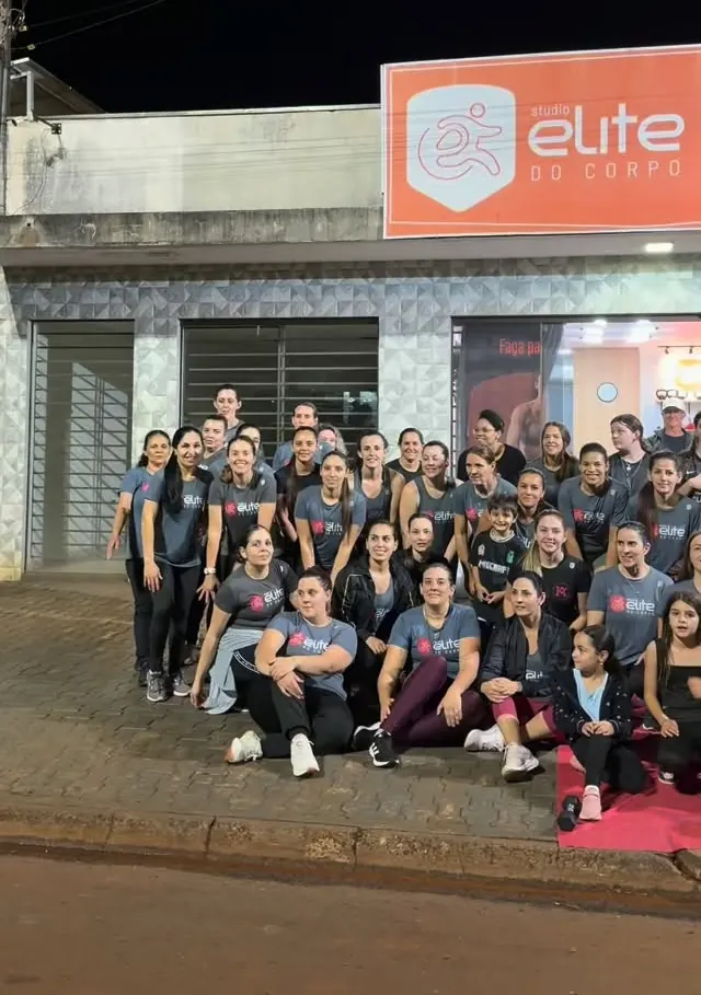 Turma reunida em frente ao Studio no aniversário de 2 anos