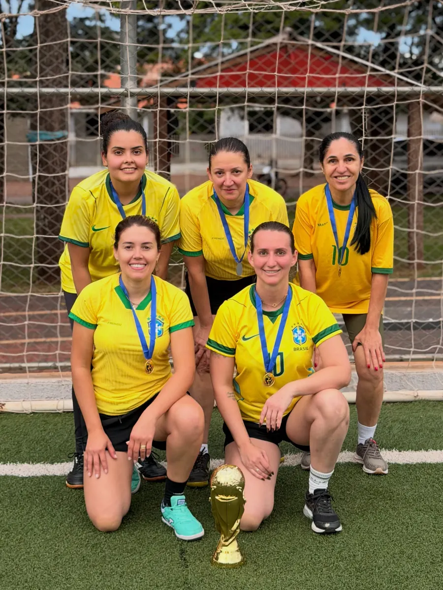 Time campeã da Copa Elite com troféu e medalhas