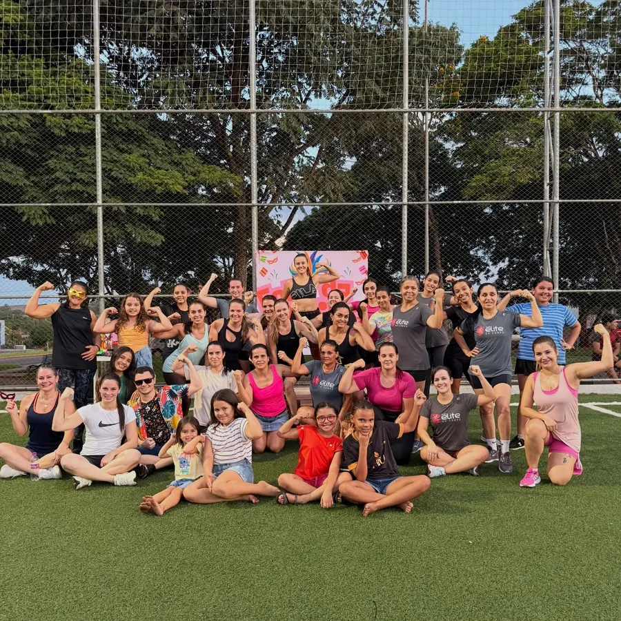 Turma reunida na Folia da Elite
