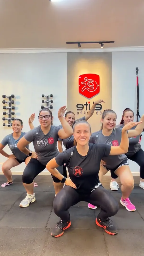 Reel: turma treinando junto no studio